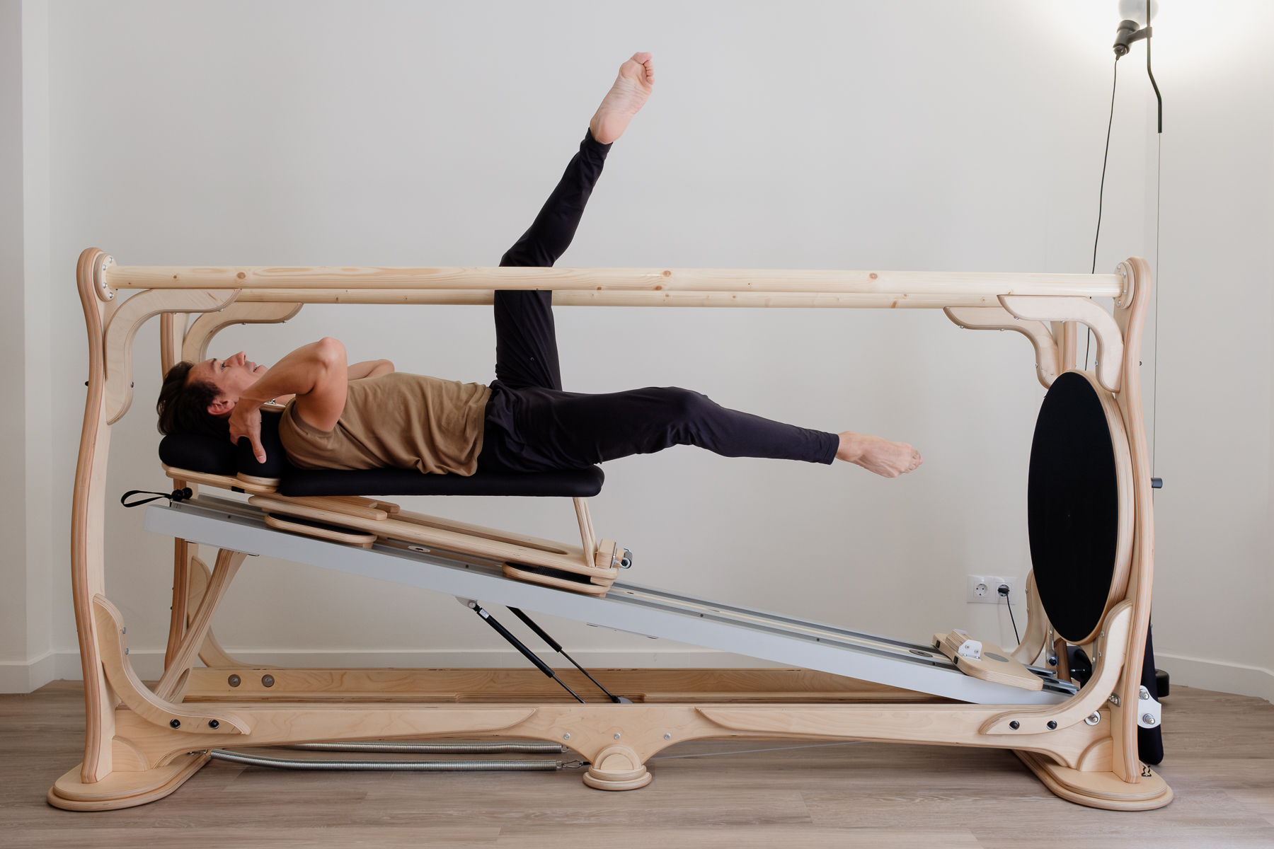Entrenamiento en máquina GYROTONIC en el estudio Bonanova